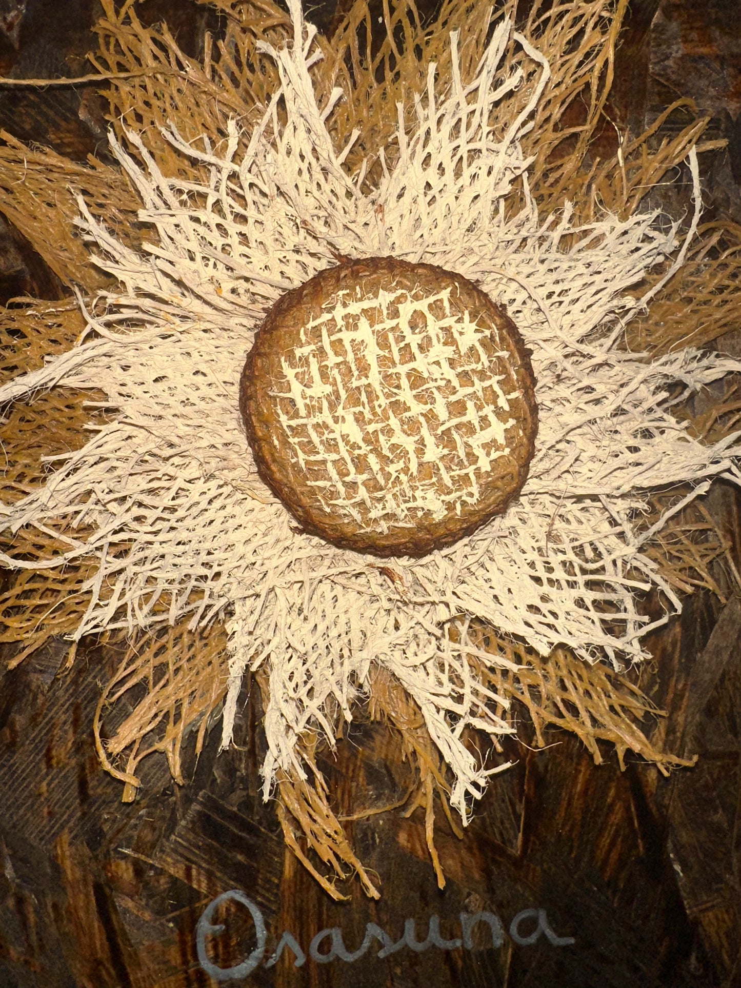 Escultura artesanal de Eguzkilore: decoración de madera con flores vascas y amuleto de la suerte.